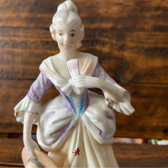 8” Vintage Porcelain Figurine of a Lady with a Fan Figurine - Picture 5 of 13